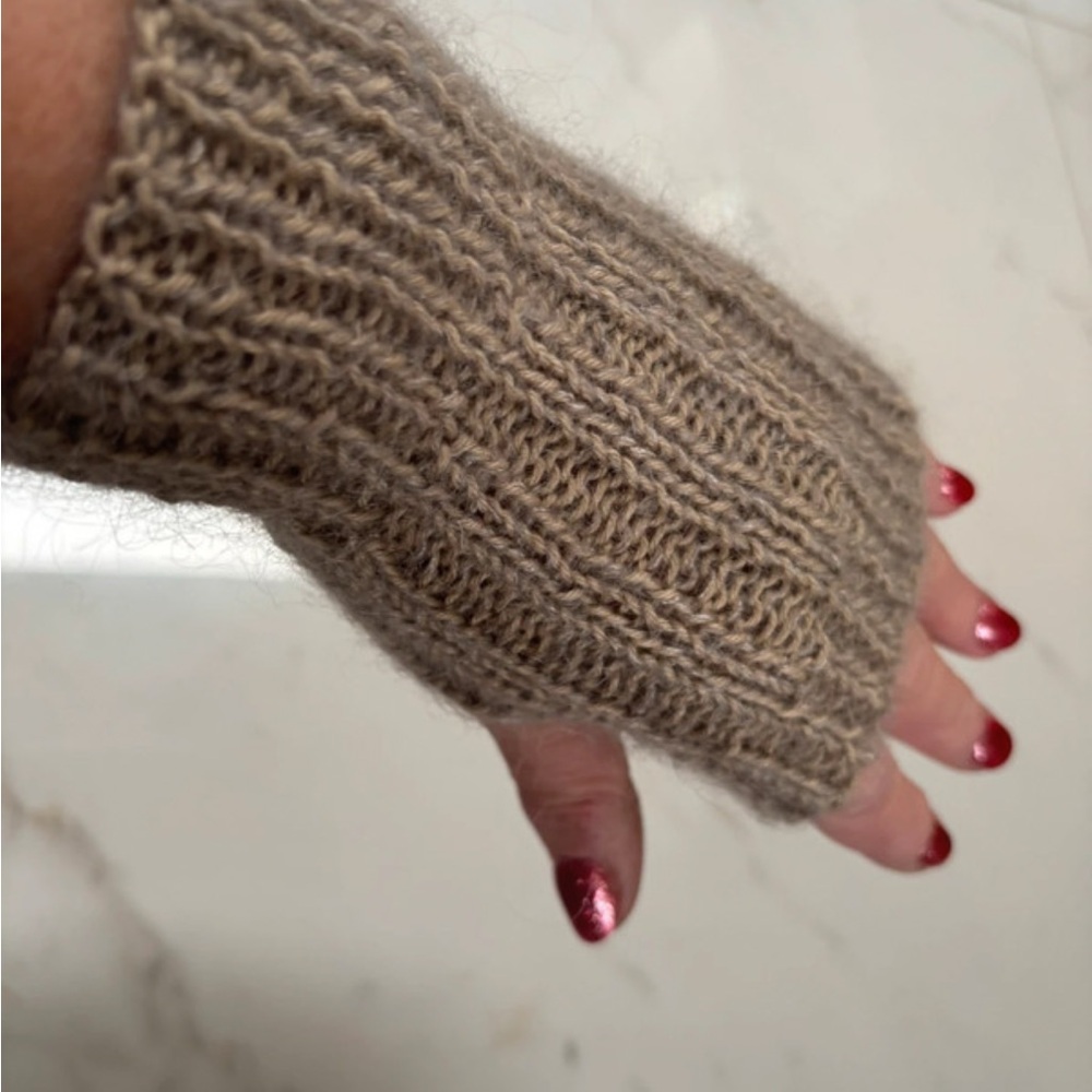 Vintage tan wool cashmere wrist warmers - Picture 2 of 2